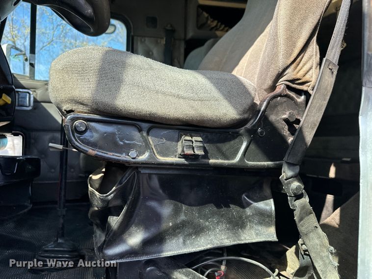 image for item DN7681 2005 Kenworth  T600 semi truck