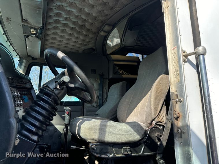 image for item DN7681 2005 Kenworth  T600 semi truck