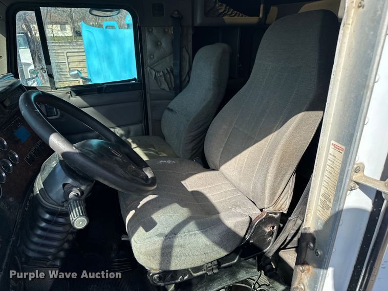 image for item DN7681 2005 Kenworth  T600 semi truck