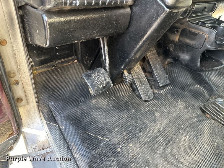 image for item DN7681 2005 Kenworth  T600 semi truck