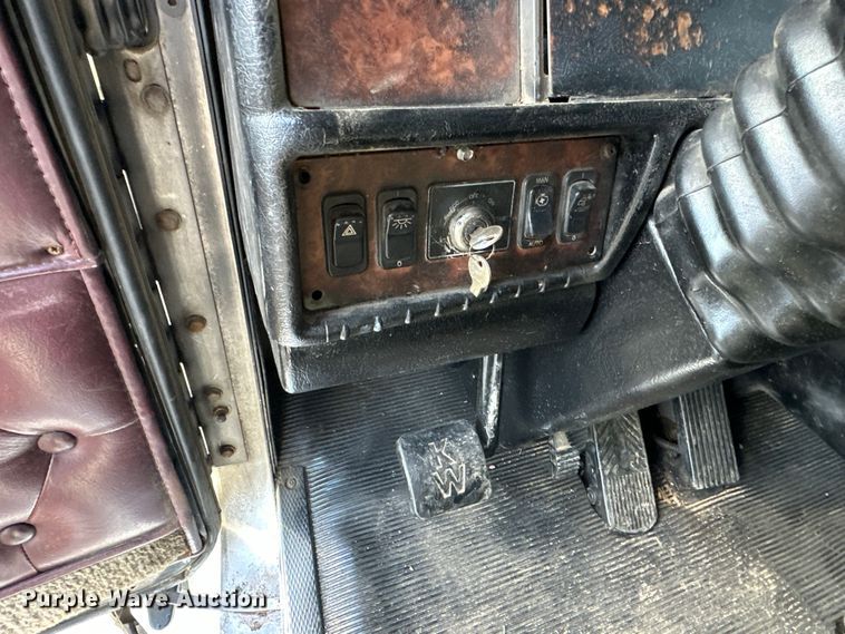 image for item DN7681 2005 Kenworth  T600 semi truck