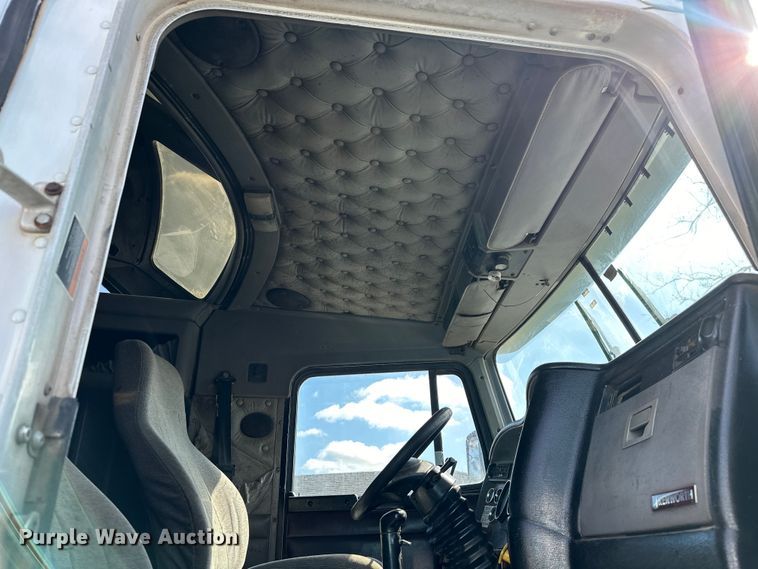 image for item DN7681 2005 Kenworth  T600 semi truck