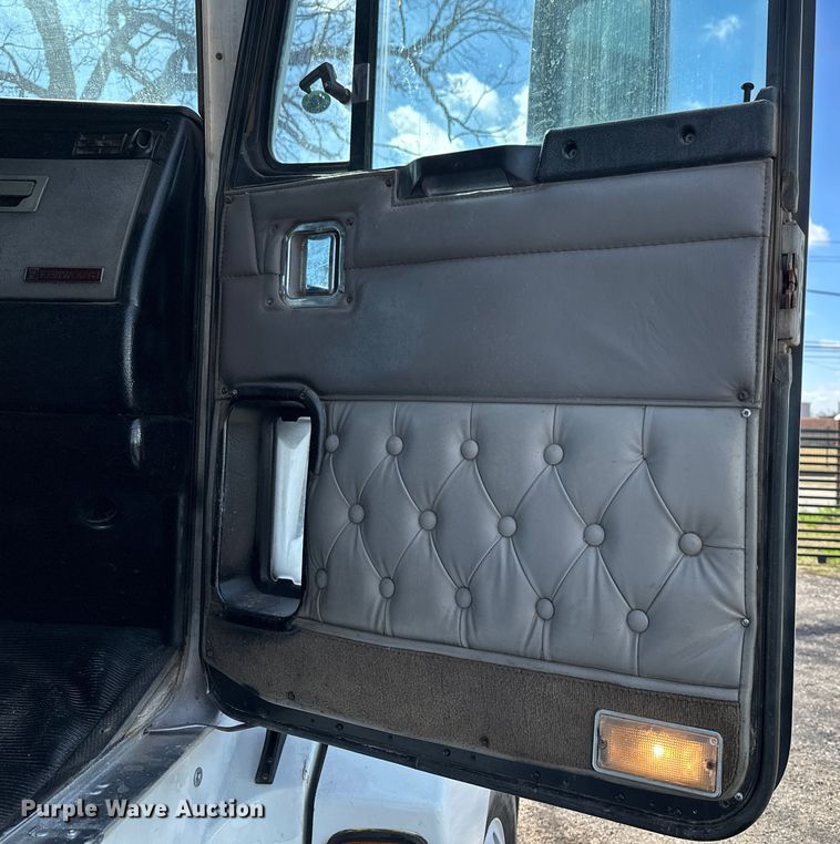 image for item DN7681 2005 Kenworth  T600 semi truck