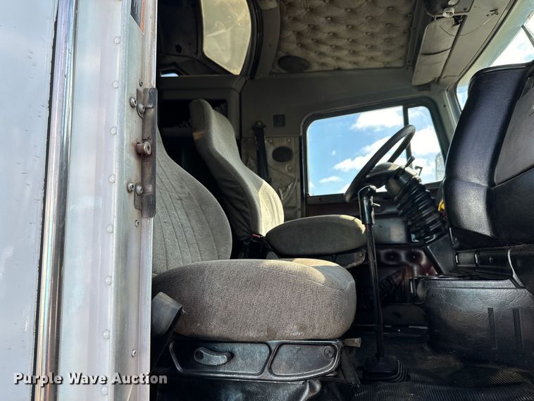 image for item DN7681 2005 Kenworth  T600 semi truck