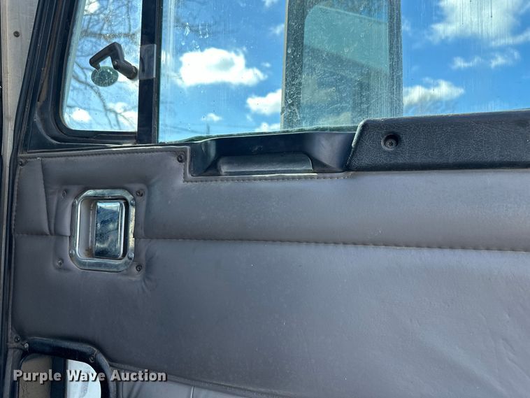 image for item DN7681 2005 Kenworth  T600 semi truck