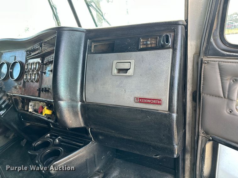 image for item DN7681 2005 Kenworth  T600 semi truck