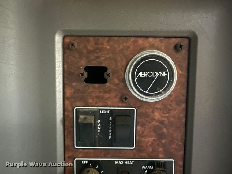 image for item DN7681 2005 Kenworth  T600 semi truck