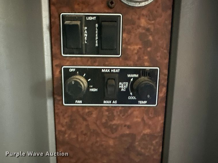 image for item DN7681 2005 Kenworth  T600 semi truck