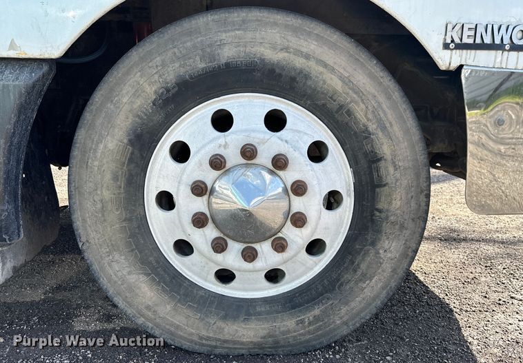 image for item DN7681 2005 Kenworth  T600 semi truck