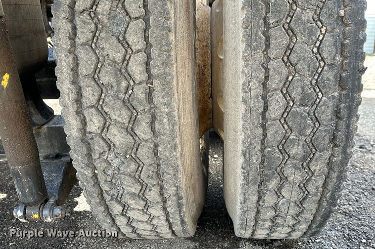 image for item DN7681 2005 Kenworth  T600 semi truck