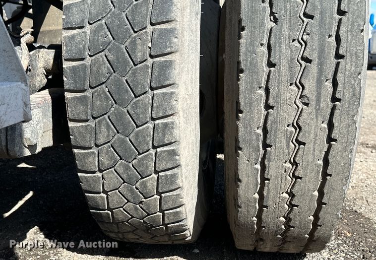 image for item DN7681 2005 Kenworth  T600 semi truck