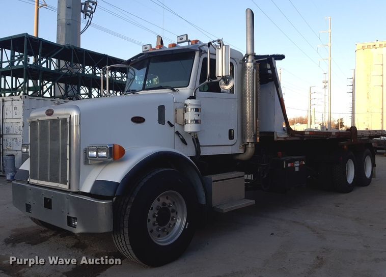 image for item DP2622 2006 Peterbilt  rollback truck