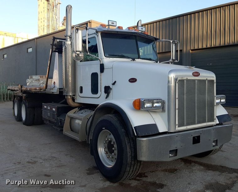 image for item DP2622 2006 Peterbilt  rollback truck