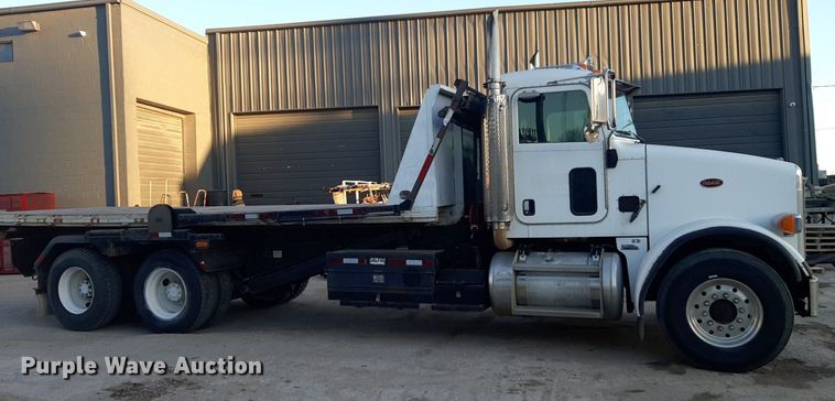 image for item DP2622 2006 Peterbilt  rollback truck