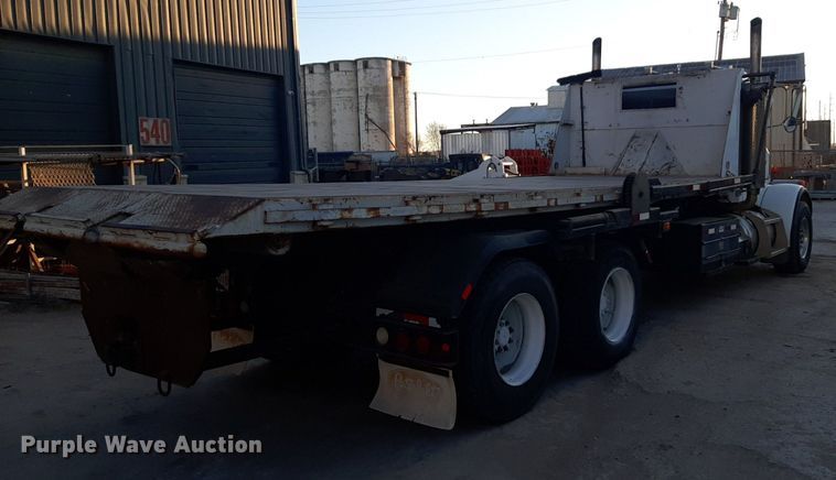 image for item DP2622 2006 Peterbilt  rollback truck