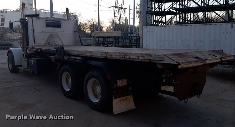 image for item DP2622 2006 Peterbilt  rollback truck