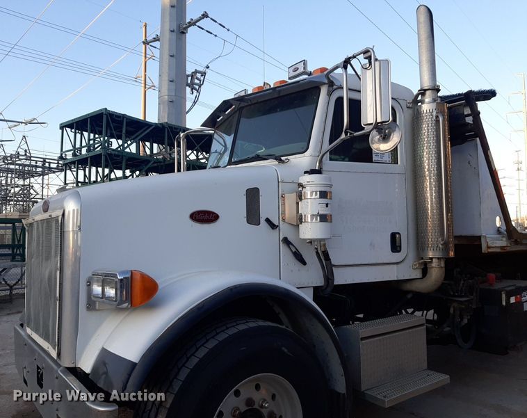 image for item DP2622 2006 Peterbilt  rollback truck