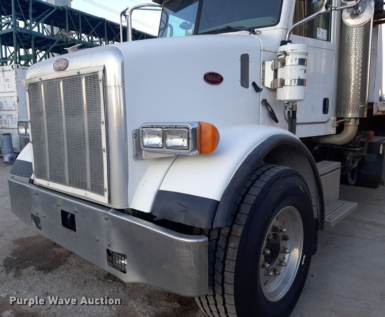 image for item DP2622 2006 Peterbilt  rollback truck