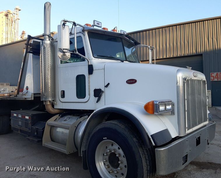 image for item DP2622 2006 Peterbilt  rollback truck