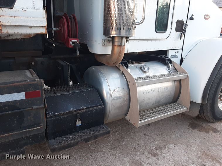 image for item DP2622 2006 Peterbilt  rollback truck