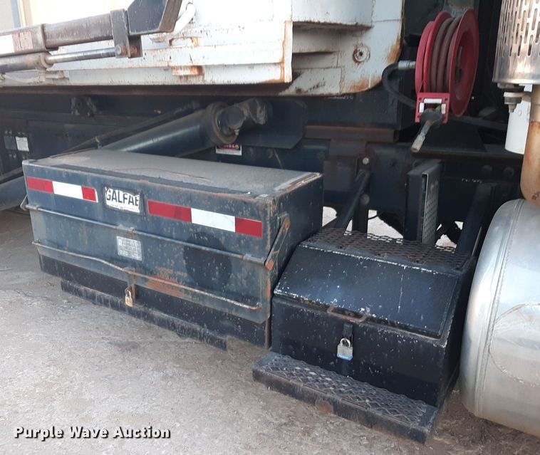 image for item DP2622 2006 Peterbilt  rollback truck