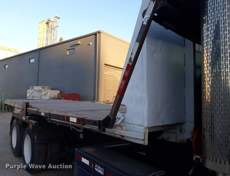 image for item DP2622 2006 Peterbilt  rollback truck