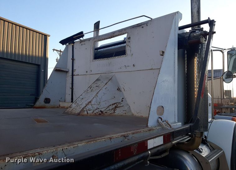 image for item DP2622 2006 Peterbilt  rollback truck