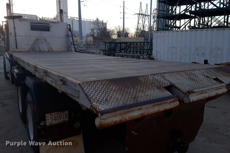 image for item DP2622 2006 Peterbilt  rollback truck