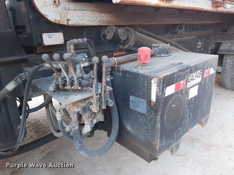 image for item DP2622 2006 Peterbilt  rollback truck