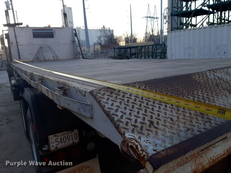 image for item DP2622 2006 Peterbilt  rollback truck