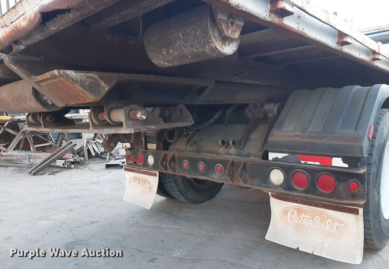 image for item DP2622 2006 Peterbilt  rollback truck