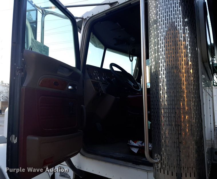 image for item DP2622 2006 Peterbilt  rollback truck