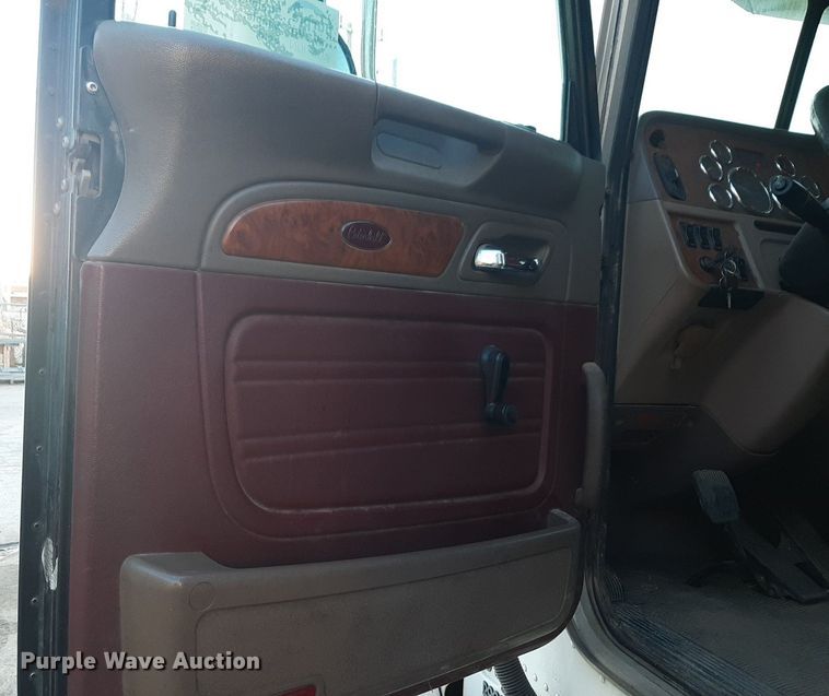 image for item DP2622 2006 Peterbilt  rollback truck