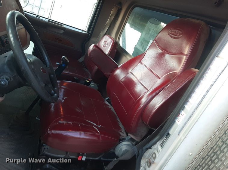 image for item DP2622 2006 Peterbilt  rollback truck