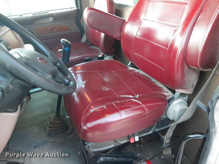 image for item DP2622 2006 Peterbilt  rollback truck