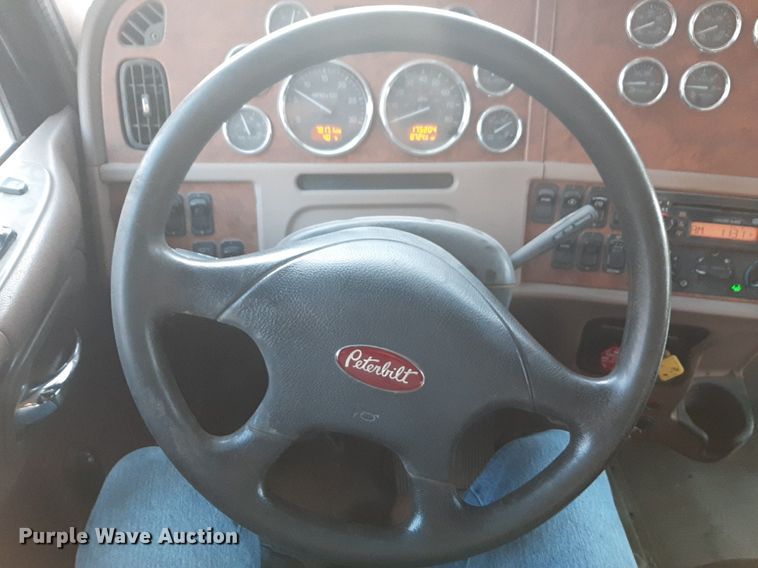 image for item DP2622 2006 Peterbilt  rollback truck