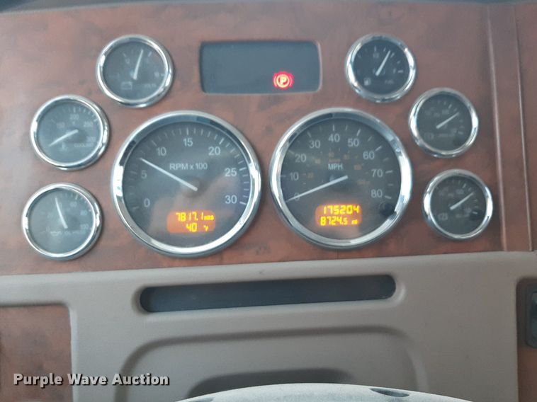 image for item DP2622 2006 Peterbilt  rollback truck