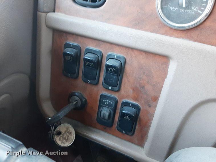 image for item DP2622 2006 Peterbilt  rollback truck