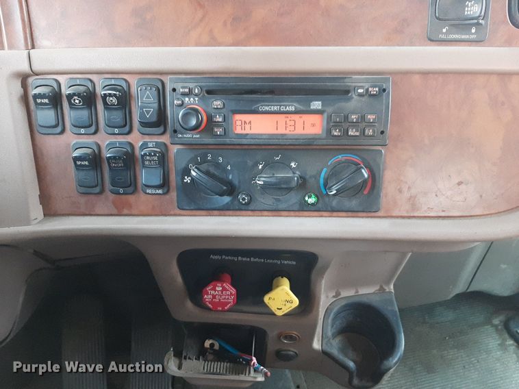 image for item DP2622 2006 Peterbilt  rollback truck