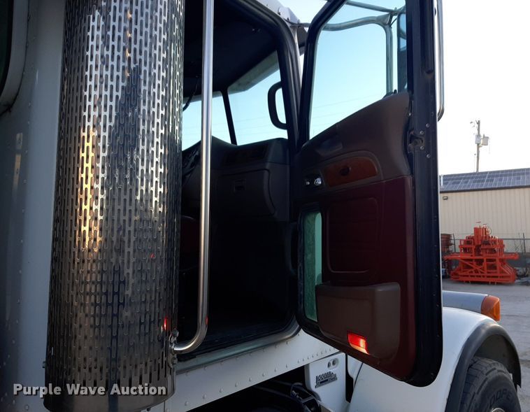 image for item DP2622 2006 Peterbilt  rollback truck