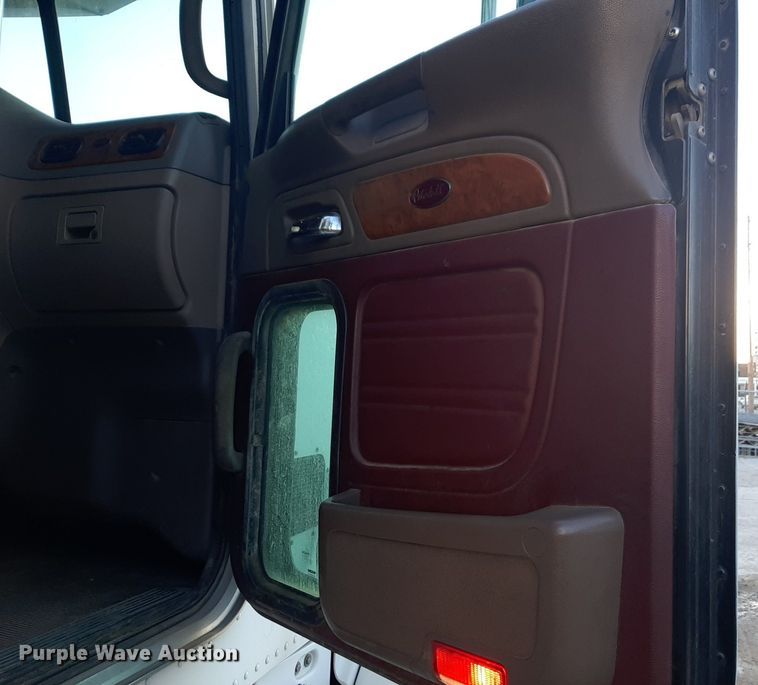 image for item DP2622 2006 Peterbilt  rollback truck