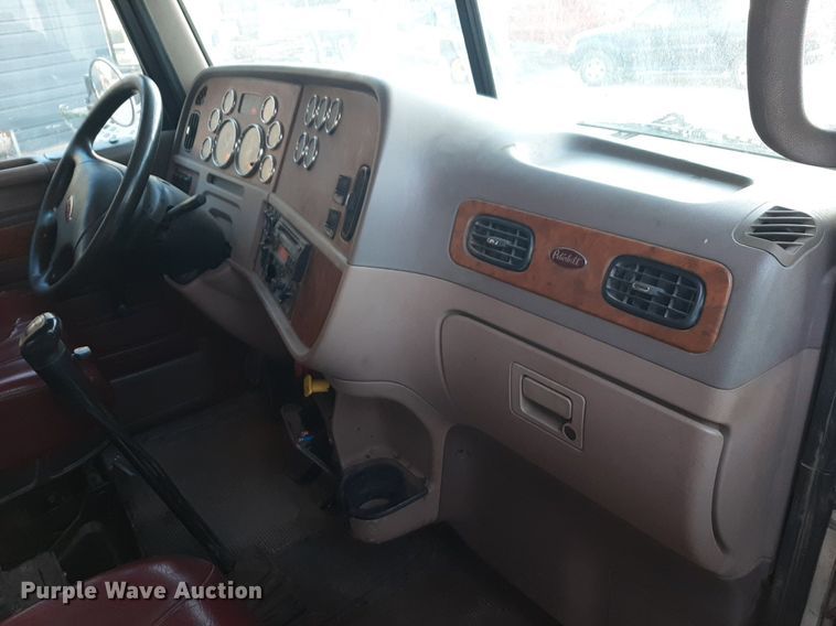 image for item DP2622 2006 Peterbilt  rollback truck