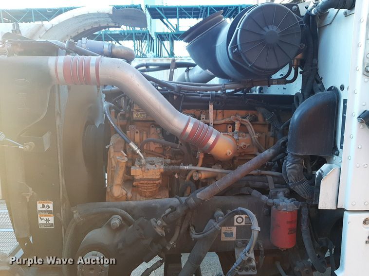 image for item DP2622 2006 Peterbilt  rollback truck