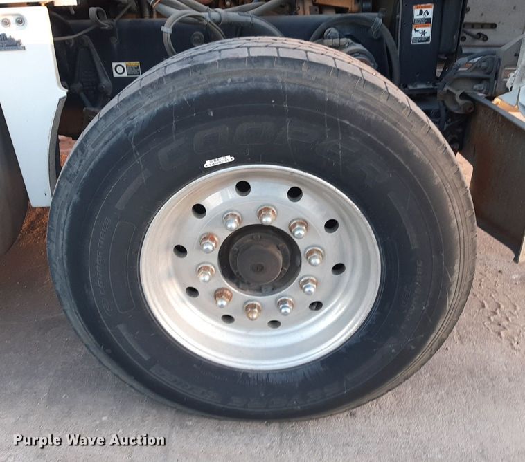 image for item DP2622 2006 Peterbilt  rollback truck