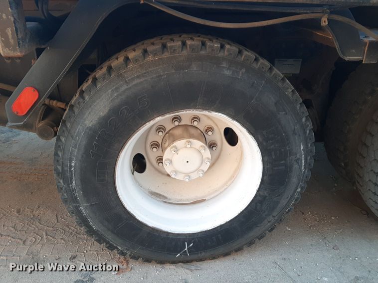 image for item DP2622 2006 Peterbilt  rollback truck