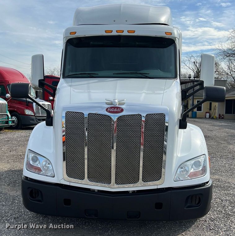 image for item DQ2364 2019 Peterbilt 579 semi truck