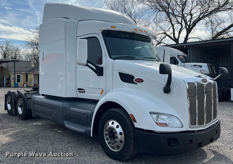 image for item DQ2364 2019 Peterbilt 579 semi truck