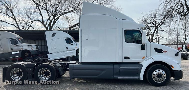 image for item DQ2364 2019 Peterbilt 579 semi truck