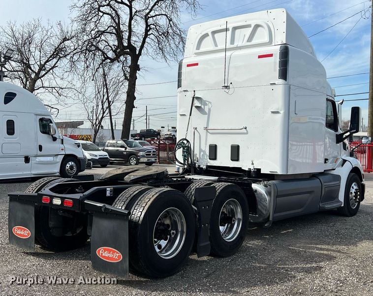 image for item DQ2364 2019 Peterbilt 579 semi truck