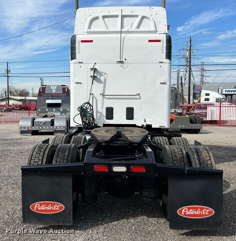 image for item DQ2364 2019 Peterbilt 579 semi truck